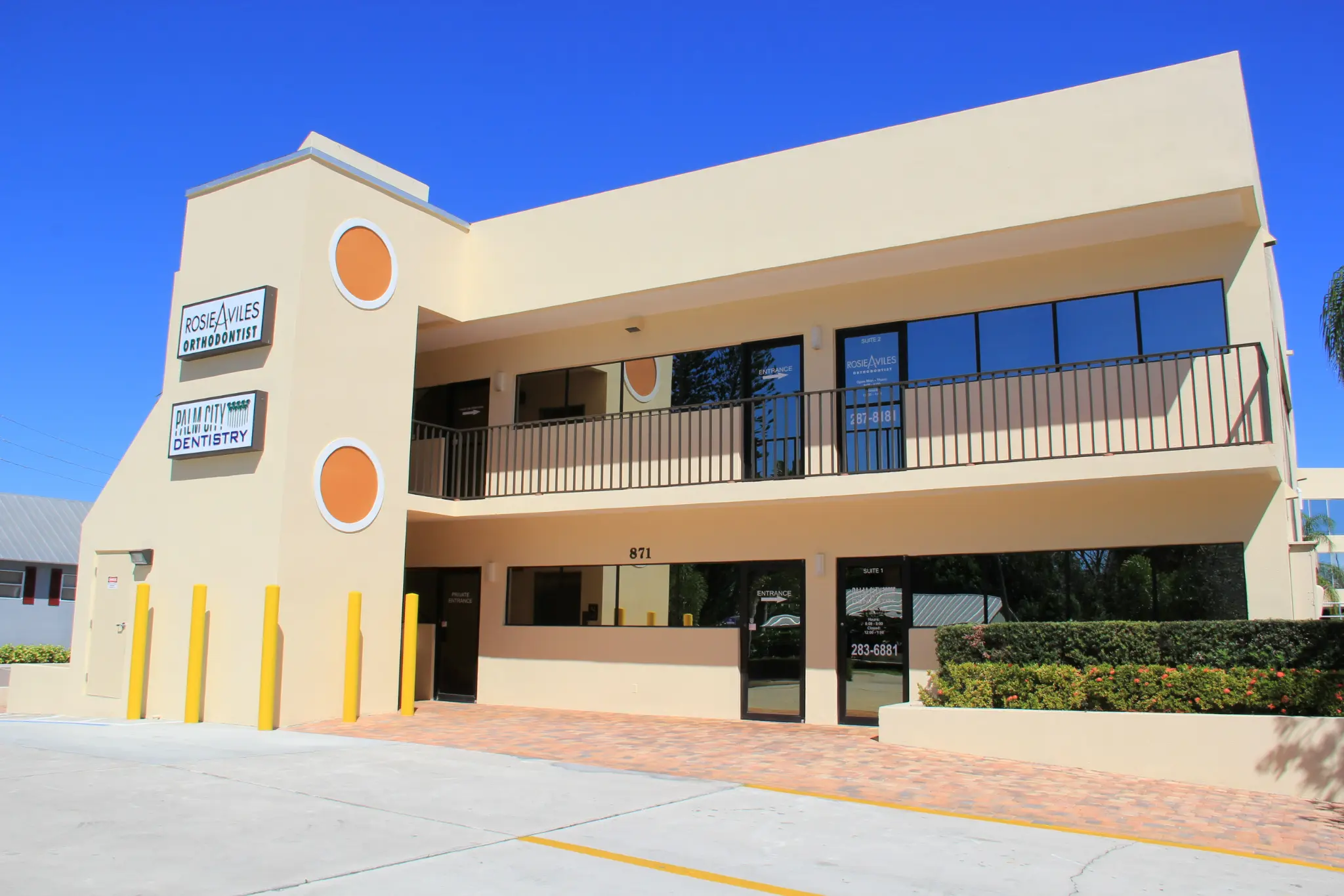 Dedicated patient parking lot and ground floor entrance to Palm City Dentistry